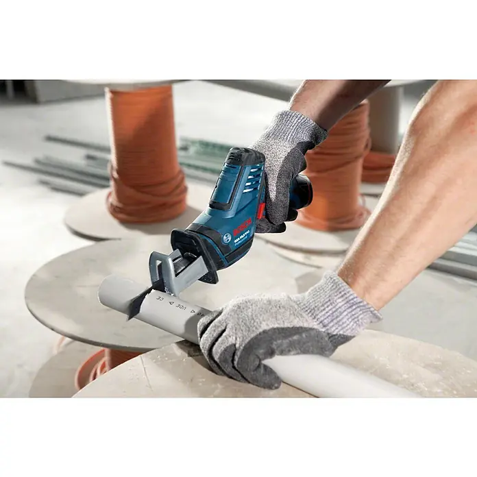 Bosch Professional Akku-Säbelsäge GSA 12V-14 - 12 V, Li-Ionen, 2 Akkus, 3 Ah - Eine Bosch Säbelsäge im Einsatz beim Schneiden eines PVC-Rohrs, demonstriert ihre Vielseitigkeit und Effizienz.