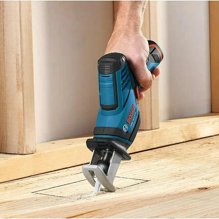 Bosch Professional Akku-Säbelsäge GSA 12V-14 - 12 V, Li-Ionen, 2 Akkus, 3 Ah - Nahaufnahme einer Bosch GSA 10,8 V-LI Akku-Säbelsäge beim Schneiden eines Holzstücks mit einem präzisen, sauberen Schnitt.