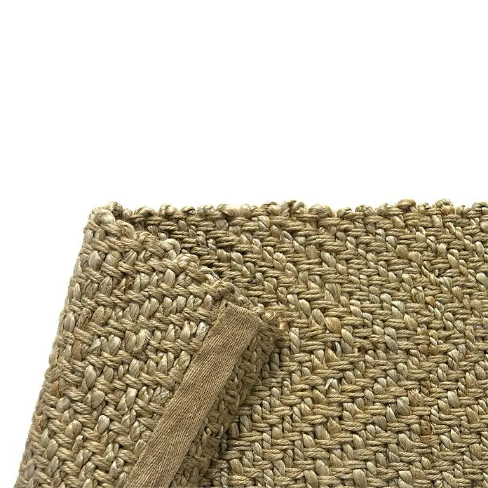 Alfombra de yute Alcázar - Natural, 230 x 160 cm, 100% yute - Primer plano de una alfombra de sisal robusta de color natural que presenta una textura tejida y un borde doblado, destacando su artesanía de alta calidad.