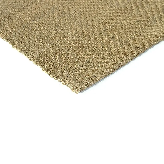 Alfombra de yute Alcázar - Natural, 230 x 160 cm, 100% yute - Primer plano de una alfombra de yute tejida con un patrón de espiga, que destaca la textura y la belleza natural.