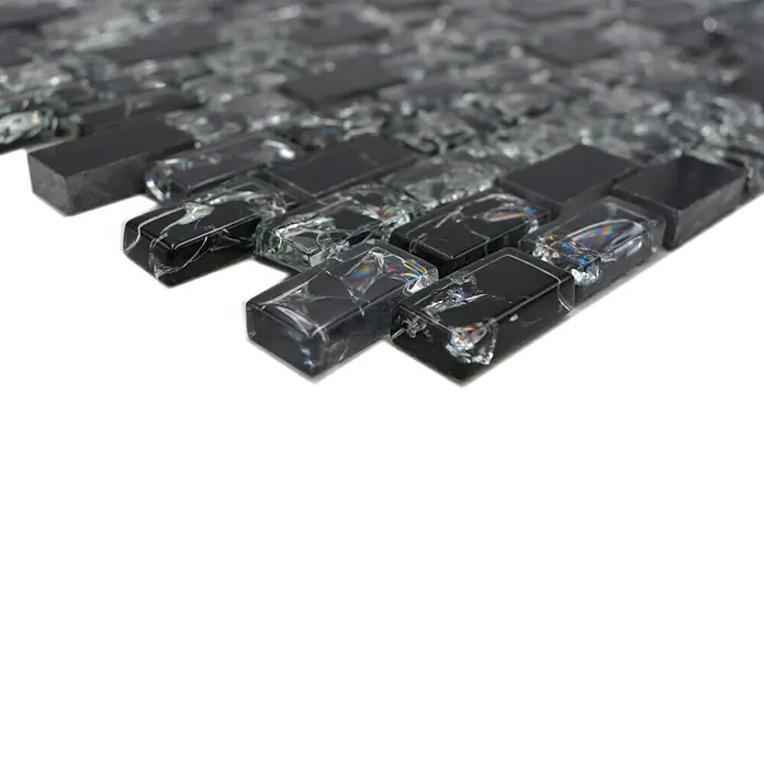Mosaikfliese Crystal Mix XIC B1128 - 30 x 28,5 cm, Schwarz, Glänzend - Nahaufnahme von glänzenden, rechteckigen Mosaikfliesen in Schwarz und durchscheinendem Glas, die eine elegante und moderne Oberfläche präsentieren.
