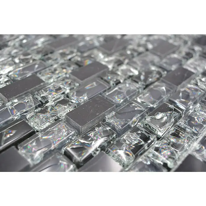 Mosaikfliese Crystal Mix XIC B1128 - 30 x 28,5 cm, Schwarz, Glänzend - Nahaufnahme von Glasmosaikfliesen in Silber- und Grautönen, ideal für moderne Innenräume und stilvolle Akzente.