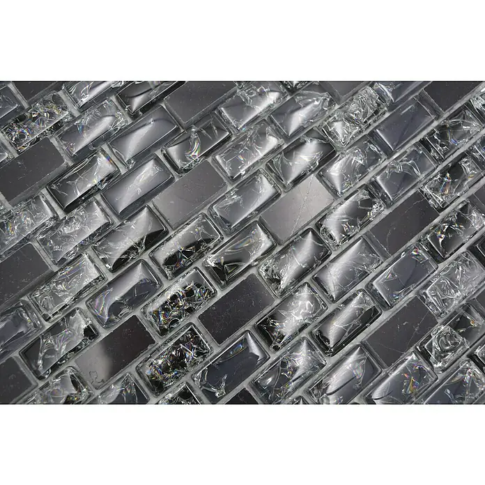 Mosaikfliese Crystal Mix XIC B1128 - 30 x 28,5 cm, Schwarz, Glänzend - Nahaufnahme von silberfarbenen Glasmosaikfliesen mit glänzenden und matten Oberflächen, die ein modernes Design für Innenräume bieten.
