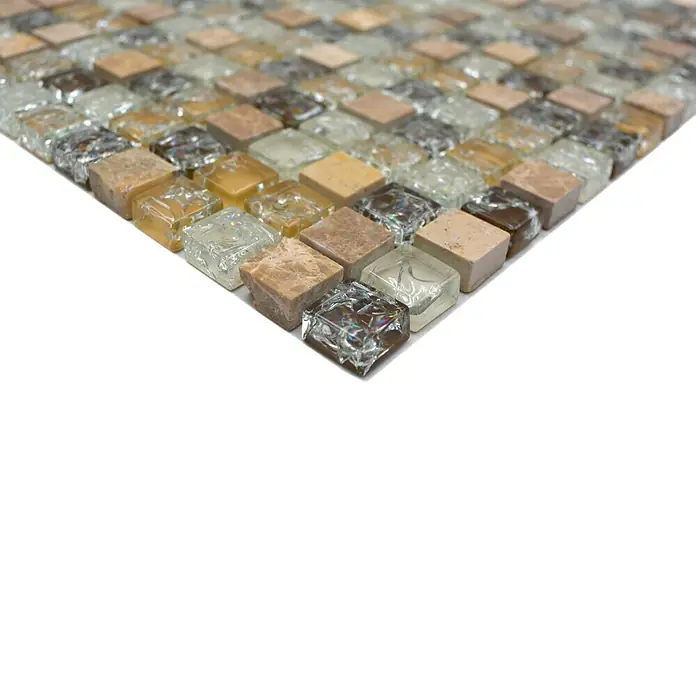 Mosaikfliese Quadrat Crystal Mix XIC 1053 - 30,5 x 30,5 cm, Hellbraun, Glänzend - Nahaufnahme eines Musters aus dekorativen Glas- und Steinmosaikfliesen in verschiedenen Braun- und Beigetönen, ideal für die Wandgestaltung.
