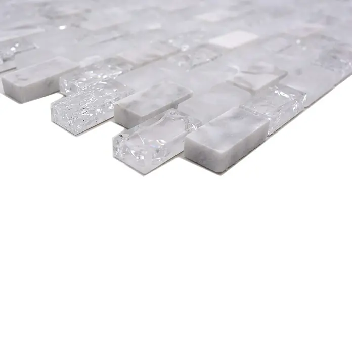 Mosaikfliese Crystal Mix XIC B1111 - 30 x 28,5 cm, Weiß, Glänzend - Nahaufnahme einer Marmor- und Glasmosaikfliese, die durch ihre Textur und ihr elegantes Design besticht. Perfekt für stilvolle Wandgestaltungen.