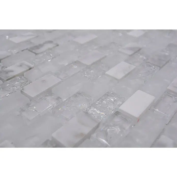Mosaikfliese Crystal Mix XIC B1111 - 30 x 28,5 cm, Weiß, Glänzend - Nahaufnahme eines Musters aus weißen Marmor- und klaren Glasziegeln, die ein elegantes und modernes Design für Innenräume schaffen.