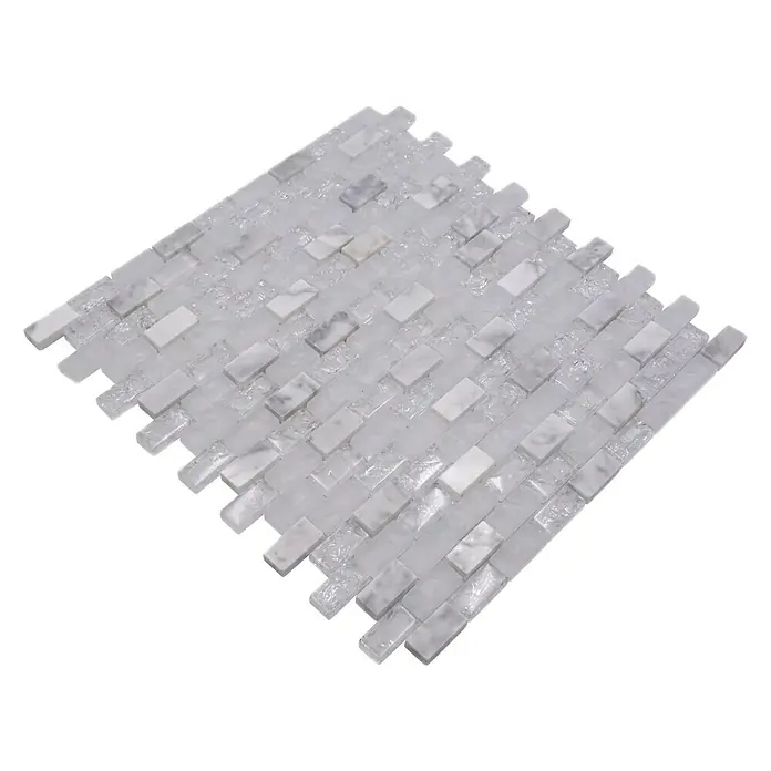 Mosaikfliese Crystal Mix XIC B1111 - 30 x 28,5 cm, Weiß, Glänzend - Detailaufnahme eines Mosaikfliesen-Elements aus weißem Marmor und Glas für stilvolle Wand- und Bodenbeläge.