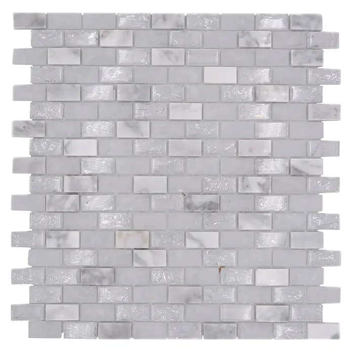 Mosaikfliese Crystal Mix XIC B1111 - 30 x 28,5 cm, Weiß, Glänzend - Nahaufnahme einer Marmormosaikfliese in Weiß und Grau, ideal für elegante Wand- und Bodengestaltungen.