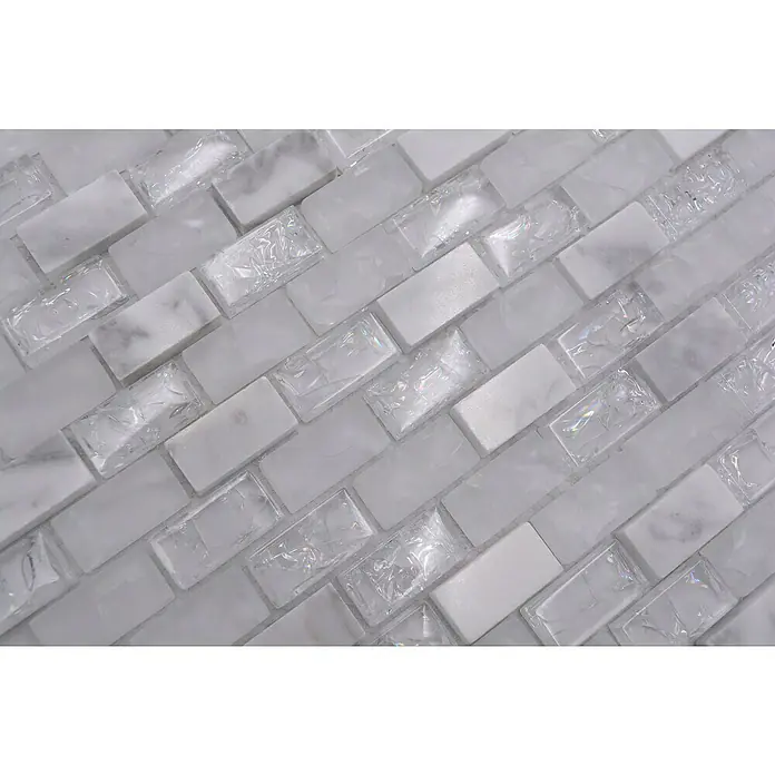 Mosaikfliese Crystal Mix XIC B1111 - 30 x 28,5 cm, Weiß, Glänzend - Nahaufnahme eines Mosaiks aus weißem Marmor und Kristallglas, das eine elegante Textur und ein modernes Design für die Wandgestaltung bietet.