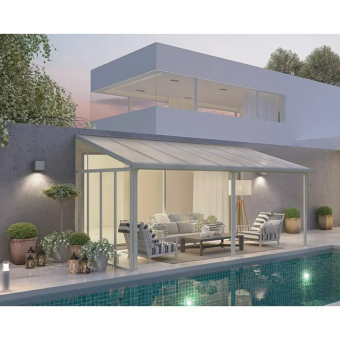 Solid Elements Seitenwand Martina - Passend für: Solid Elements Terrassenüberdachungen Martina 3 m Tiefe, Verkehrsweiß - Diese Aufnahme zeigt eine moderne Terrassenüberdachung mit stilvollen Möbeln und Pool. Sie bietet Komfort und Schutz im Freien.