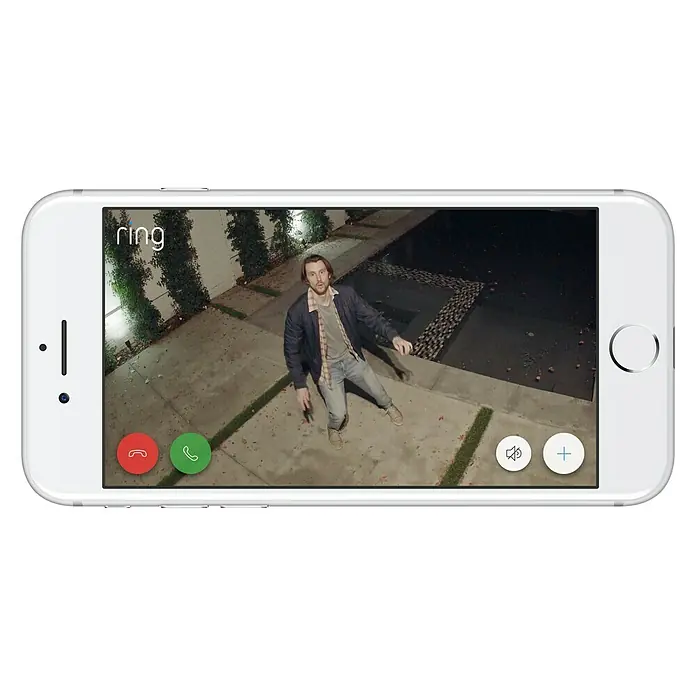 Ring Überwachungskamera außen Stick Up Cam Battery - Akkubetrieben, 1.080 Pixel (Full HD), Weiß - Nahaufnahme eines Smartphones mit Ring-App, das einen Mann vor einem Haus zeigt. Die Ring-App verbindet Sicherheit und Technologie.