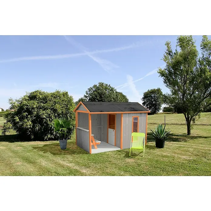 Soulet Spielhaus Jazz - L x B x H: 242 x 143 x 160 cm, Holz - Ein graues Gartenhaus mit orangenen Akzenten im Garten. Es steht neben einem grünen Stuhl und Pflanzen.