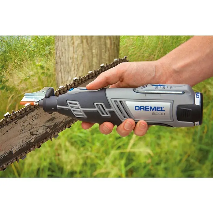 Dremel Set para afilar cadenas de motosierras - Específico para: Herramientas multifunción Dremel (excepto la 4200), 9 pzs. - Una mano sostiene una herramienta rotativa Dremel 8200, utilizada para afilar motosierras en exteriores.