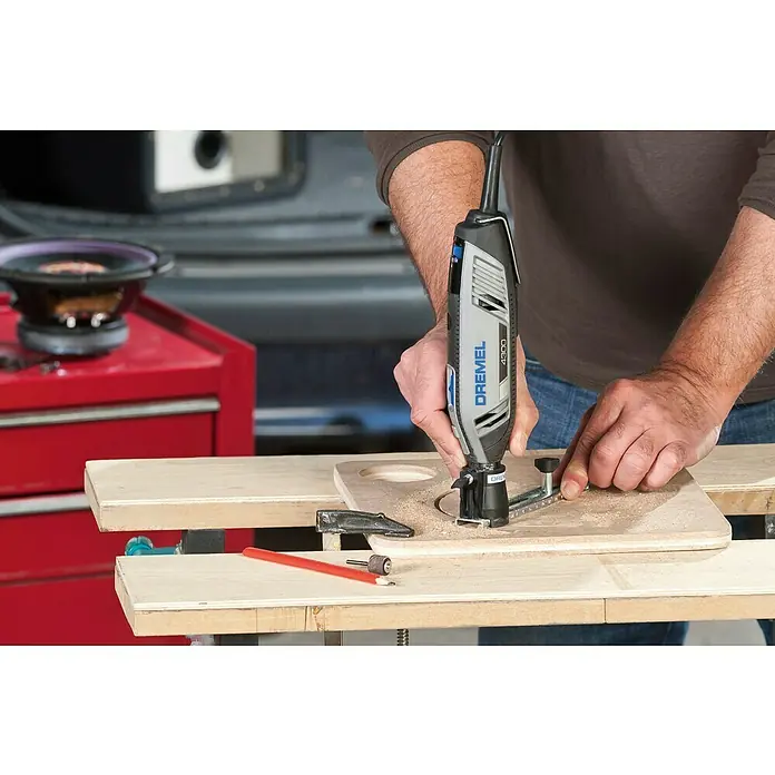 Dremel Parallel- & Kreisschneider Mod. 678 - Passend für: Dremel Multifunktionsgeräte, Max. Schneiddurchmesser: 300 mm - Der Dremel 4300 ist ein vielseitiges Werkzeug zum präzisen Schneiden von Holz, ideal für Heimwerkerprojekte und detaillierte Arbeiten.