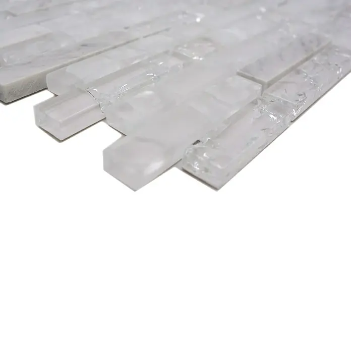 Mosaikfliese Verbund Crystal Mix XIC V1311 - 29,8 x 30,5 cm, Weiß, Glänzend - Nahaufnahme eines Mosaiks aus Glas- und Marmorfliesen, das durch sein modernes Design besticht und eine elegante Textur erzeugt.