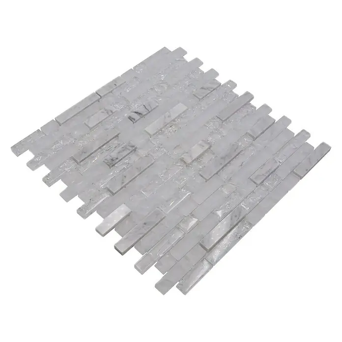 Mosaikfliese Verbund Crystal Mix XIC V1311 - 29,8 x 30,5 cm, Weiß, Glänzend - Nahaufnahme einer dekorativen Wandfliese aus weißem Marmor, die eine elegante und moderne Textur für Innenräume bietet.