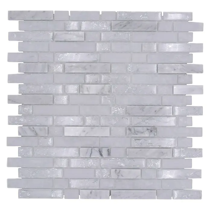 Mosaikfliese Verbund Crystal Mix XIC V1311 - 29,8 x 30,5 cm, Weiß, Glänzend - Nahaufnahme einer weißen, rechteckigen, unregelmäßig gemusterten Marmor- und Glasmosaikfliese auf schwarzem Hintergrund.