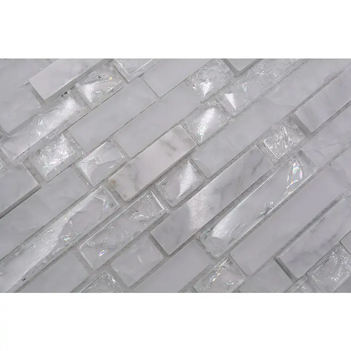 Mosaikfliese Verbund Crystal Mix XIC V1311 - 29,8 x 30,5 cm, Weiß, Glänzend - Nahaufnahme eines Mosaiks aus weißen Marmor- und klaren Glassteinen, diagonal angeordnet für ein modernes und elegantes Design.