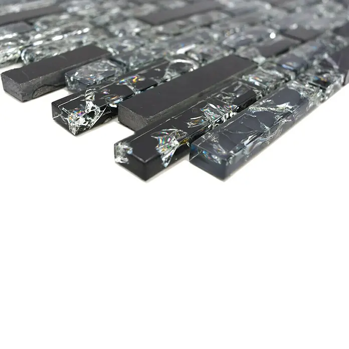 Mosaikfliese Verbund Crystal Mix XIC V1328 - 29,8 x 30,5 cm, Schwarz, Glänzend - Nahaufnahme einer Wandfliese mit dunklen und transparenten Glaselementen, die ein modernes und stilvolles Design zeigt.
