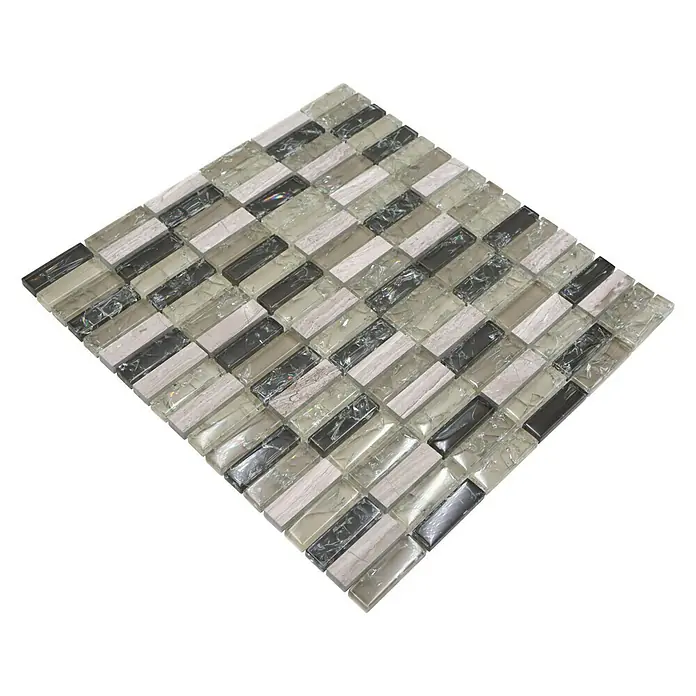 Mosaikfliese Crystal Mix XIC S1252 - 32,2 x 31 cm, Grau/Grün, Glänzend - Nahaufnahme eines rechteckigen Mosaiks in Grau, Weiß und Schwarz, das eine faszinierende Textur und ein elegantes Design aufweist.