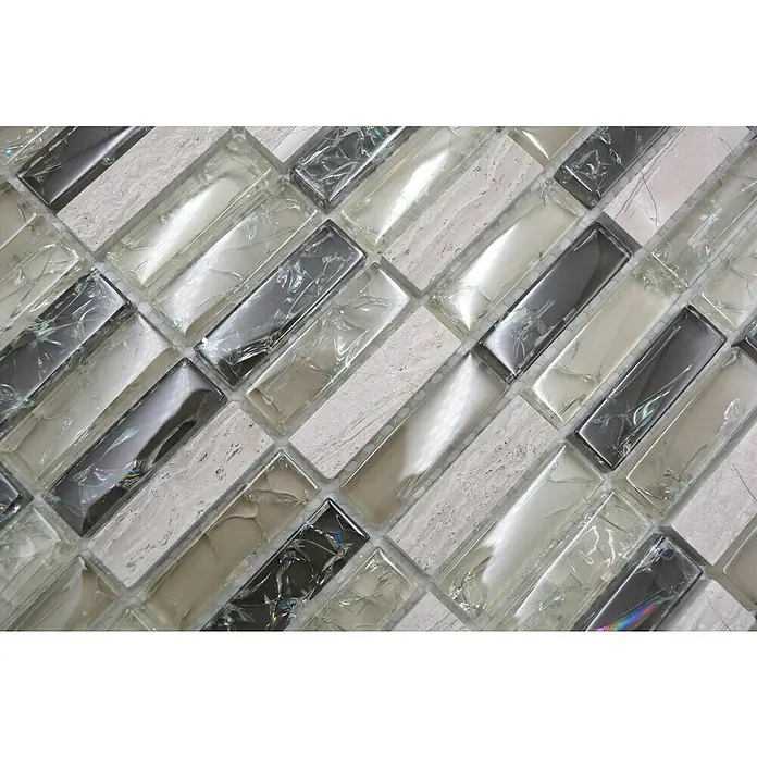Mosaikfliese Crystal Mix XIC S1252 - 32,2 x 31 cm, Grau/Grün, Glänzend - Nahaufnahme eines Mosaiks mit rechteckigen Fliesen in Weiß-, Grau- und Silbertönen, ideal für moderne Raumgestaltungen.