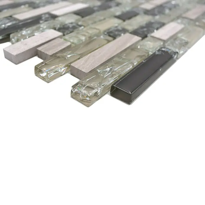 Mosaikfliese Verbund Crystal Mix XIC V1352 - 29,8 x 30,5 cm, Grau/Grün, Glänzend - Nahaufnahme eines Musters aus grauen, beigen und transparenten Glasmosaikfliesen, ideal für moderne Wandgestaltungen.