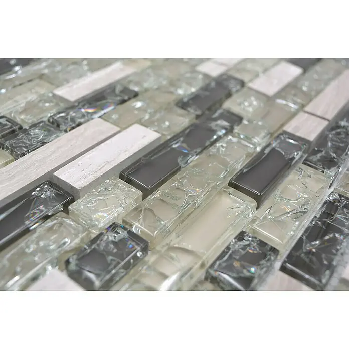 Mosaikfliese Verbund Crystal Mix XIC V1352 - 29,8 x 30,5 cm, Grau/Grün, Glänzend - Nahaufnahme eines Mosaiks aus rechteckigen Glas- und Steinfliesen in Grau-, Weiß- und Cremetönen, das ein modernes und elegantes Design zeigt.