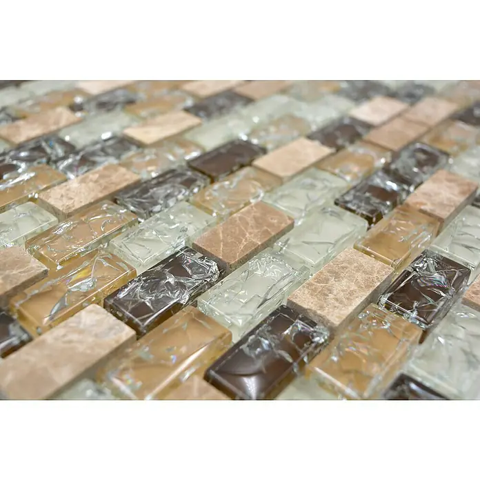 Mosaikfliese Crystal Mix XIC B1153 - 30 x 28,5 cm, Beige, Glänzend - Nahaufnahme eines Mosaiks mit rechteckigen Fliesen in Braun-, Beige- und transparenten Farbtönen für Wand- und Bodengestaltung.