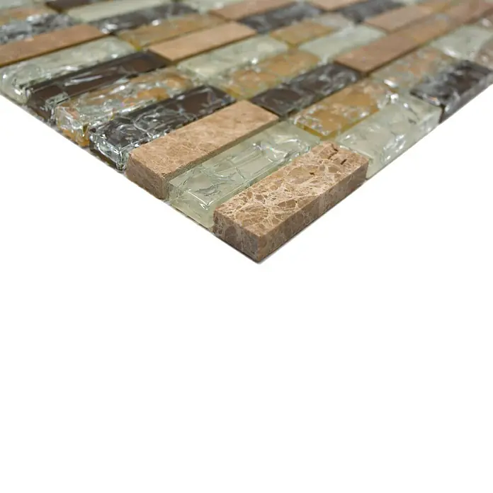 Mosaikfliese Crystal Mix XIC S1253 - 32,2 x 31 cm, Braun/Beige, Glänzend - Nahaufnahme eines Mosaiks aus Glas und Stein in Braun-, Beige- und Grautönen, das ein stilvolles und modernes Design zeigt.