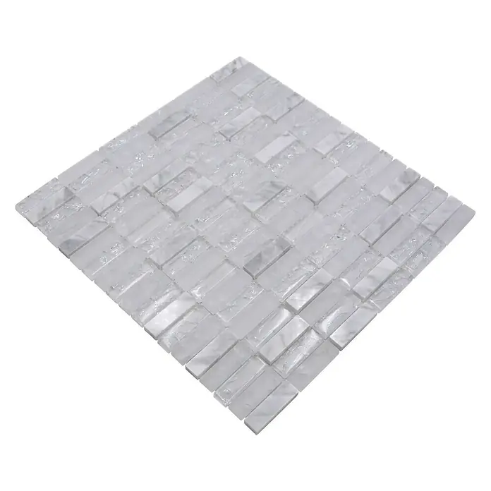 Mosaikfliese Crystal Mix XIC S1211 - 32,2 x 31 cm, Weiß/Grau, Glänzend - Nahaufnahme einer quadratischen, weißen Marmor-Mosaikfliese, die für Badezimmer- oder Küchenwände geeignet ist.