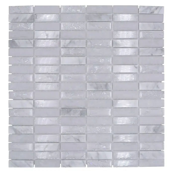 Mosaikfliese Crystal Mix XIC S1211 - 32,2 x 31 cm, Weiß/Grau, Glänzend - Nahaufnahme der weißen Glas- und Marmorfliesen. Das Produkt ist vielseitig für verschiedene Oberflächen geeignet.