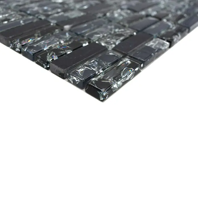 Mosaikfliese Crystal Mix XIC S1228 - 32,2 x 31 cm, Schwarz, Glänzend - Nahaufnahme eines Mosaiks aus schwarzen und transparenten Glasfliesen, ideal für moderne Wand- und Bodendesigns.