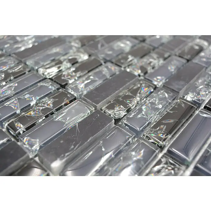 Mosaikfliese Crystal Mix XIC S1228 - 32,2 x 31 cm, Schwarz, Glänzend - Nahaufnahme von rechteckigen Mosaikfliesen mit Silber- und Glasstruktur, die eine moderne und elegante Oberfläche für Innenräume bieten.