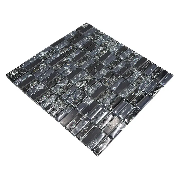 Mosaikfliese Crystal Mix XIC S1228 - 32,2 x 31 cm, Schwarz, Glänzend - Nahaufnahme eines quadratischen Mosaiks mit kleinen, rechteckigen, grauen und transparenten Glasfliesen auf schwarzem Hintergrund.