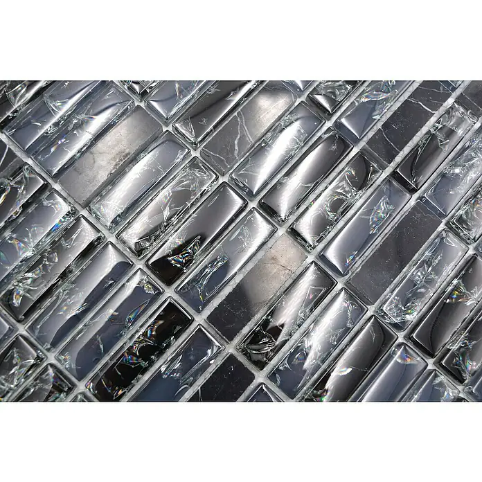 Mosaikfliese Crystal Mix XIC S1228 - 32,2 x 31 cm, Schwarz, Glänzend - Nahaufnahme von rechteckigen, silberfarbenen Glasmosaikfliesen mit einzigartigen Rissen und Reflexionen für moderne Wandgestaltung.