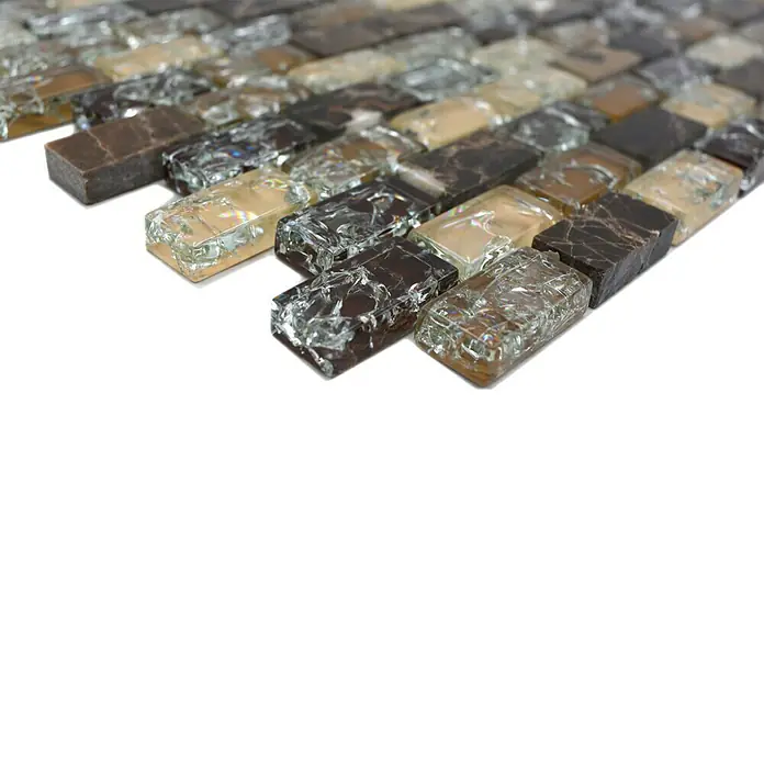Mosaikfliese Crystal Mix XIC B1155 - 30 x 28,5 cm, Braun, Glänzend - Nahaufnahme von dekorativen Mosaikfliesen, die Braun-, Beige- und Grautöne für ein elegantes und stilvolles Design kombinieren.