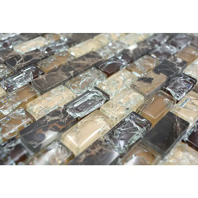 Mosaikfliese Crystal Mix XIC B1155 - 30 x 28,5 cm, Braun, Glänzend - Nahaufnahme eines Mosaiks mit rechteckigen Glas- und Marmorfliesen in verschiedenen Farben und Texturen.