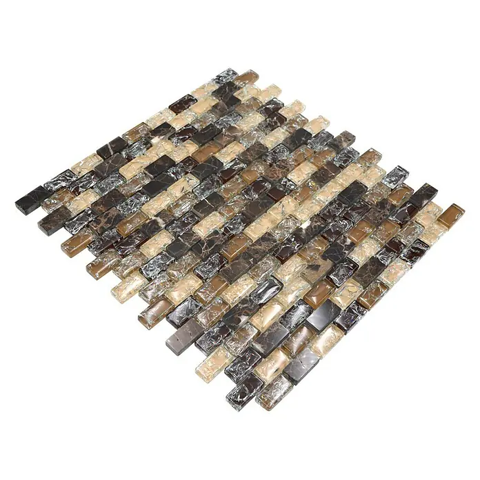 Mosaikfliese Crystal Mix XIC B1155 - 30 x 28,5 cm, Braun, Glänzend - Nahaufnahme einer quadratischen Fliesenmatte mit einem Mosaik aus beigen, braunen und grauen Glasfliesen auf schwarzem Hintergrund.