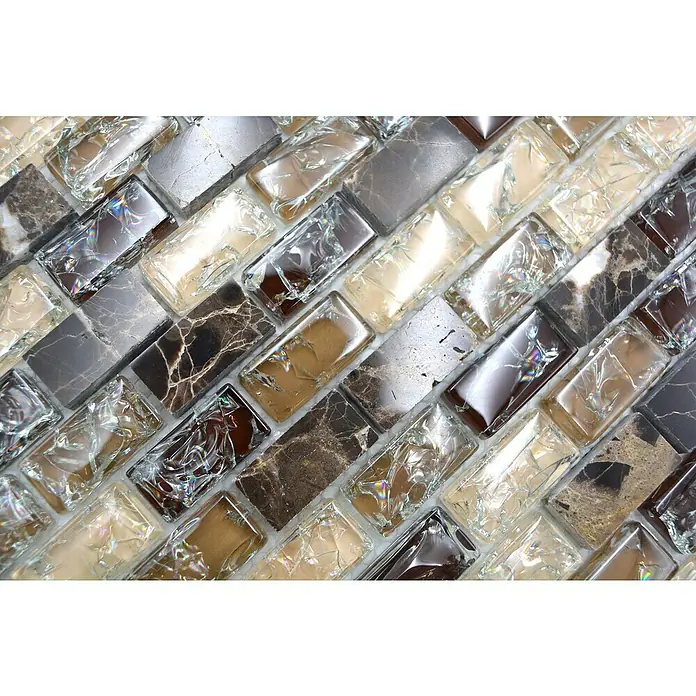 Mosaikfliese Crystal Mix XIC B1155 - 30 x 28,5 cm, Braun, Glänzend - Nahaufnahme von Mosaikfliesen mit Glas- und Marmoreffekt in Beige-, Braun- und Silbertönen, die ein luxuriöses und modernes Design zeigen.