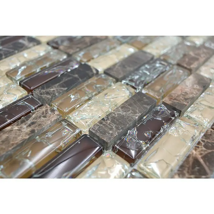 Mosaikfliese Crystal Mix XIC S1255 - 32,2 x 31 cm, Braun, Glänzend - Nahaufnahme eines Mosaikfliesen-Designs mit einer Mischung aus Marmor- und Glasstrukturen, die ein raffiniertes Muster für Innenräume schaffen.