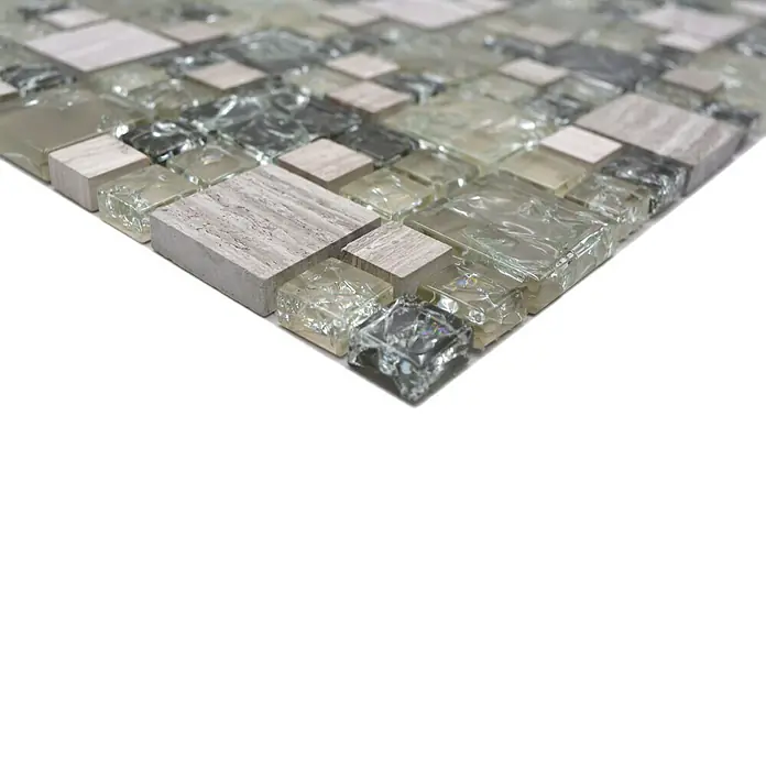 Mosaikfliese Crystal Mix XIC K1452 - 30,5 x 30,5 cm, Grau/Grün, Glänzend - Nahaufnahme eines Mosaiks mit Glas- und Steinelementen in verschiedenen Grautönen und Beige, ideal für stilvolle Wand- und Bodengestaltung.