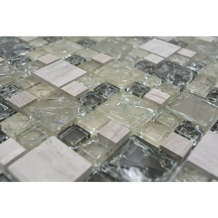Mosaikfliese Crystal Mix XIC K1452 - 30,5 x 30,5 cm, Grau/Grün, Glänzend - Nahaufnahme eines Mosaiks aus Glas, Stein und dunklen Akzenten, das eine moderne und elegante Textur für Innenräume bietet.