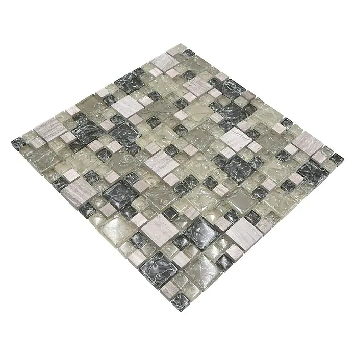 Mosaikfliese Crystal Mix XIC K1452 - 30,5 x 30,5 cm, Grau/Grün, Glänzend - Nahaufnahme einer quadratischen Mosaikfliese mit grauen, weißen und klaren Glaselementen auf schwarzem Hintergrund.