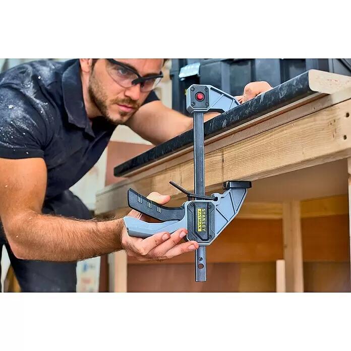 Stanley FatMax Einhandzwinge - Spannweite: 300 mm, Ausladung: 78 mm - Anwendungsbeispiel