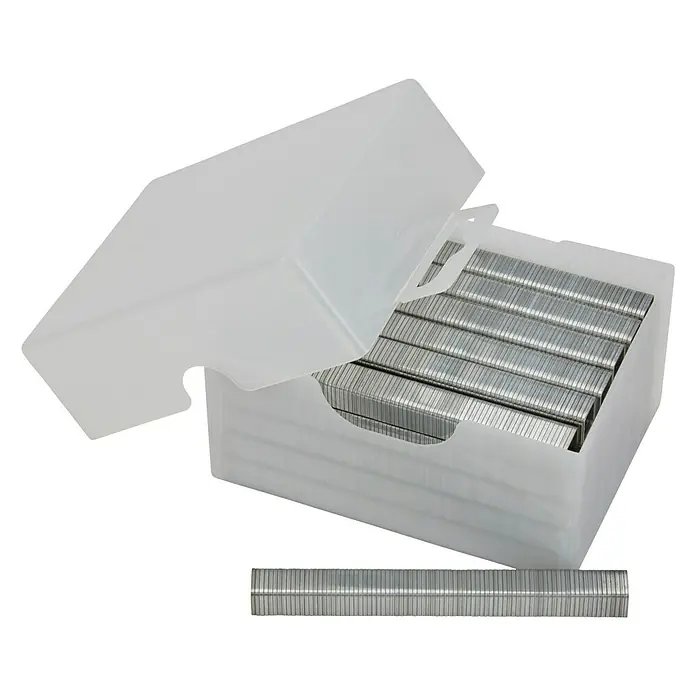 Stanley Flachdrahtklammern Typ G - Klammertiefe: 10 mm, 5.000 Stk. - Nahaufnahme einer Packung Heftklammern in einer durchsichtigen Plastikbox. Einzelne Heftklammern liegen daneben.