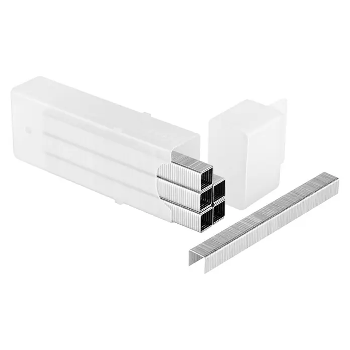 Stanley Flachdrahtklammern Typ G - Klammertiefe: 10 mm, 1.000 Stk. - Nahaufnahme von Heftklammern in einer transparenten Kunststoffbox, einige herausgenommen. Ideal für Bürobedarf und Organisation.