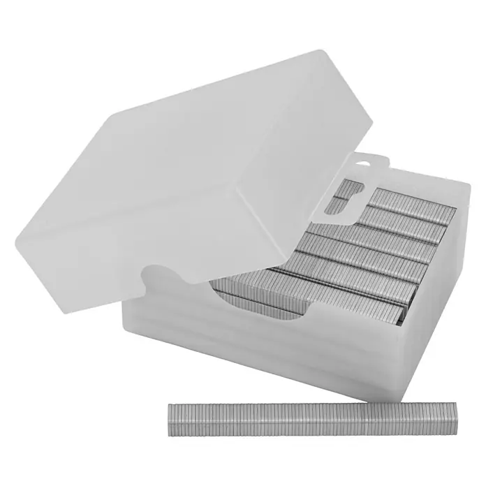 Stanley Flachdrahtklammern Typ G - Klammertiefe: 8 mm, 5.000 Stk. - Eine geöffnete Packung mit stabilen Drahtklammern, inklusive einer zusätzlichen Klammerreihe vor der Box. Ideal für Büro und Handwerk.