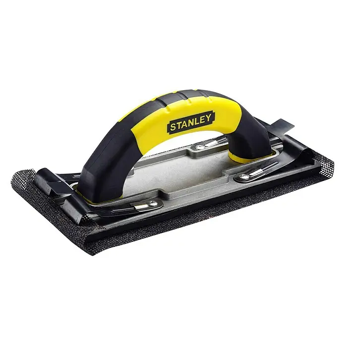Stanley Handschleifer - Maße Handschleifer: 230 x 80,4 mm - Nahaufnahme eines Stanley Handschleifers mit gelbem Griff und schwarzem Schleifpad auf schwarzem Hintergrund.