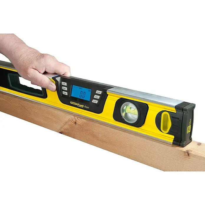 Stanley FatMax Digitale Wasserwaage - Länge: 60 cm - Eine gelbe Stanley FatMax Wasserwaage wird von einer Hand auf einem Holzbrett gehalten, die eine präzise Messung ermöglicht.