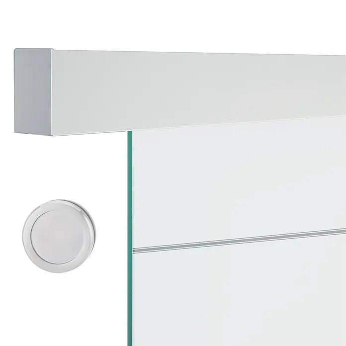 Diamond Doors Schiebetür-Komplettset Jubidoor 6.1 Premium - 935 x 2.058 mm, Silber, Einscheibensicherheitsglas (ESG) - Produktdetailaufnahme einer Duschkabine mit weißen Akzenten und einem runden Griff, der ein modernes und minimalistisches Design aufweist.